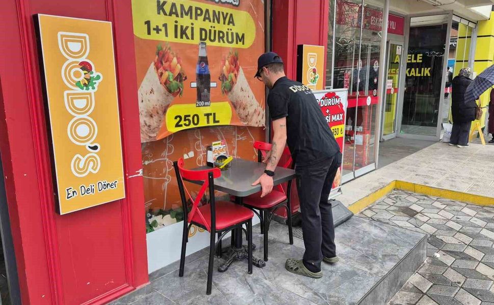 Yedikleri dürümlerin parasını ödemeden kaçan gençler kameraya yansıdı