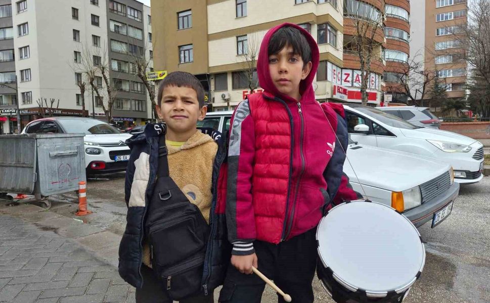Yeğeniyle birlikte bayram harçlığı toplayan küçük davulcu