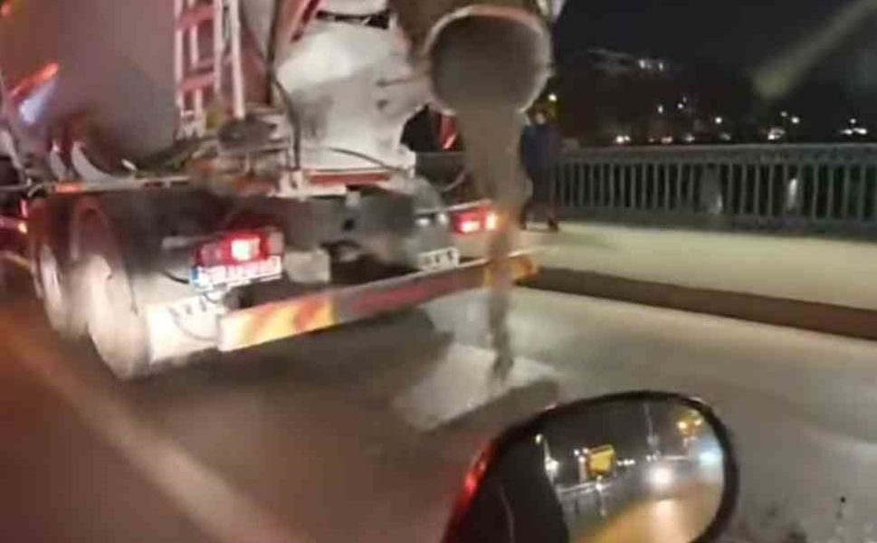Yola beton dökerek seyreden mikser kameraya yansıdı