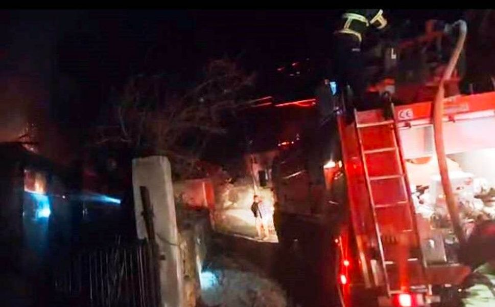 Çıkan yangında ev ve samanlık tamamen yandı