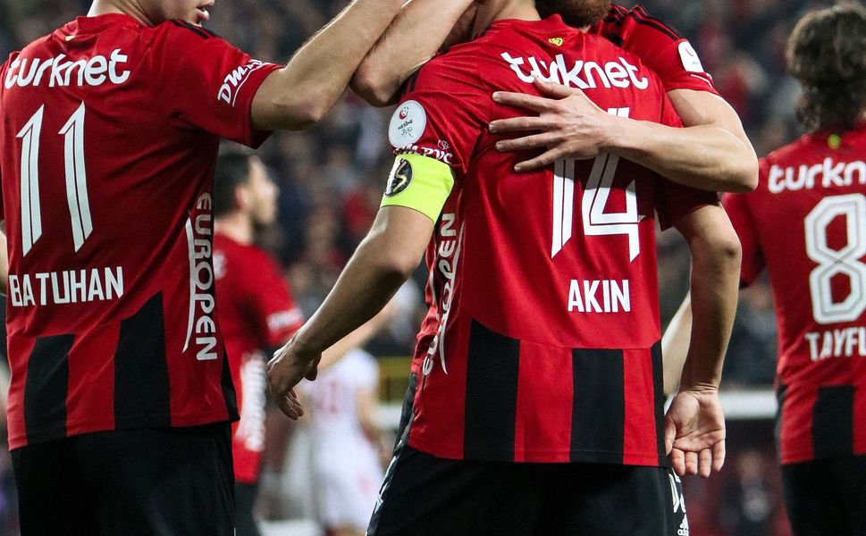 ES -ES'in Rakibi Ayvalık Gücü