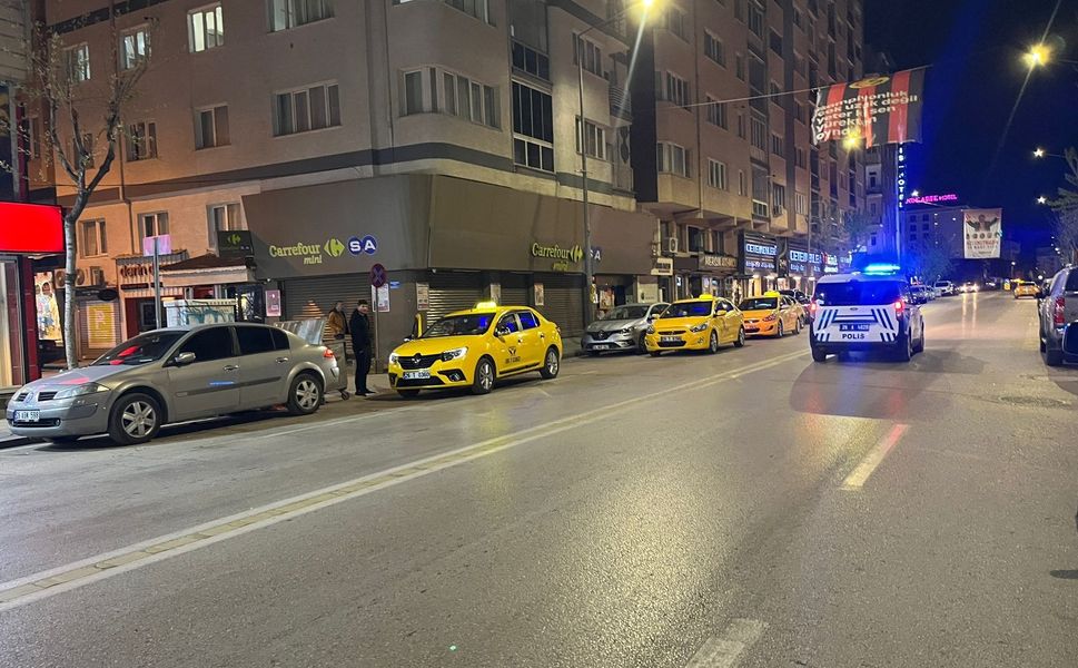 'Yan bakma' kavgasında bıçaklanan 1 kişi ağrı yaralandı