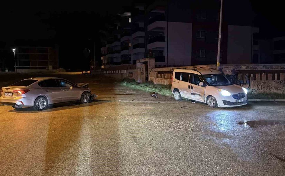 Alkollü sürücü ile 15 yaşındaki çocuğun kullandığı araç çarpıştı: 1 yaralı