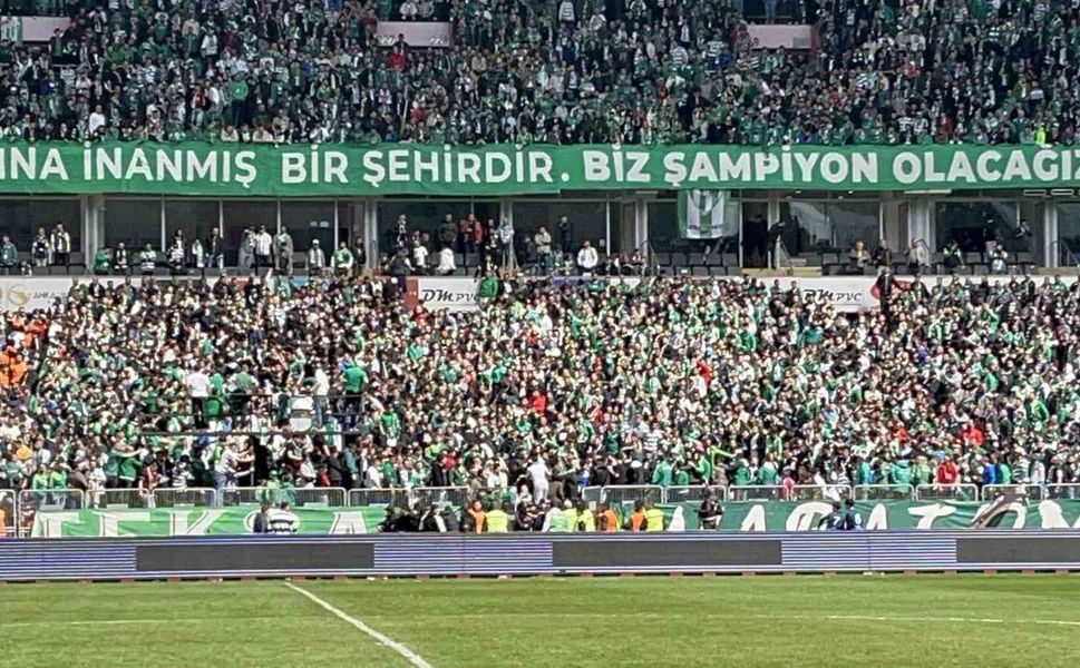 Ankara Demirspor - Bursaspor maçı öncesi tribünde kavga çıktı