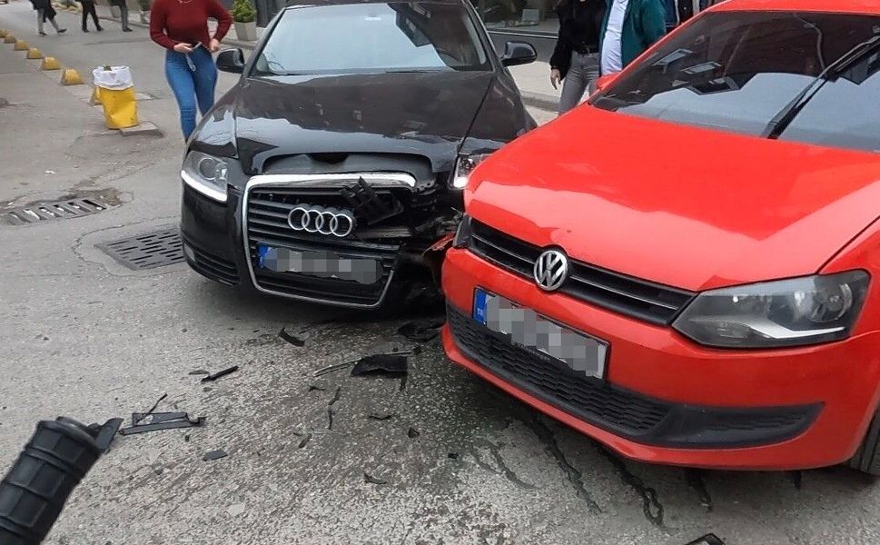 Ara sokaktaki kaza anı anbean kamerada