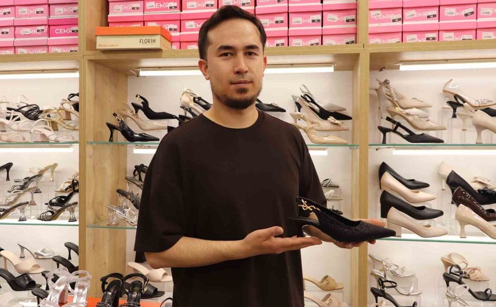 Ayakkabıcılarda kışlıklar raftan kalktı, yazlıklar geldi