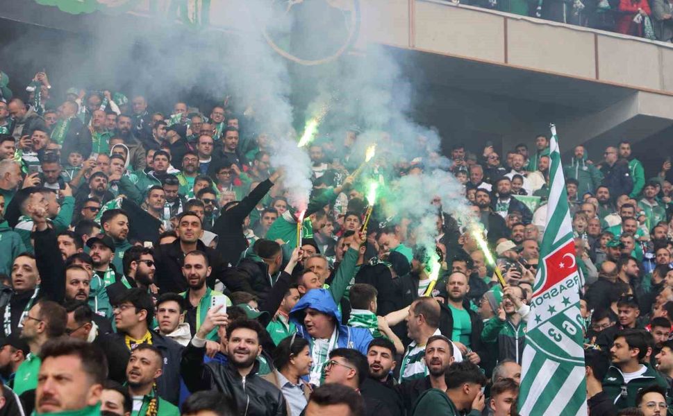 Bursaspor taraftarı Eskişehir tribünlerinde renkli görüntüler oluşturdu