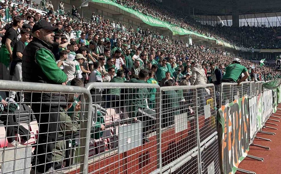 Bursasporlu taraftarların kavgasını polis ayırdı