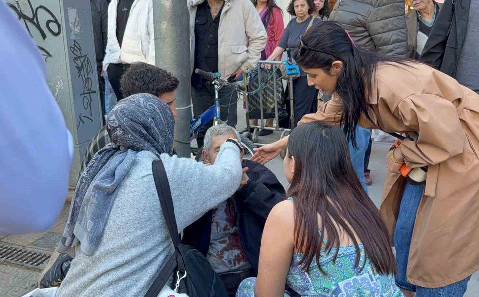 Çocuğun attığı yumrukla yaşlı adam kanlar içinde yere yığıldı