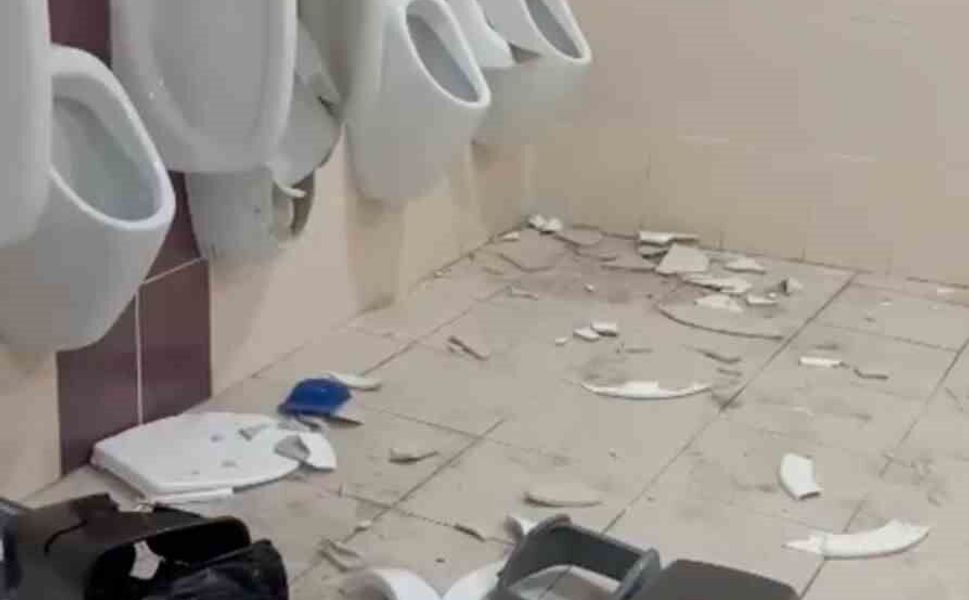 Elenen Balıkesirspor taraftarı hırsını deplasman tuvaletlerinden çıkardı