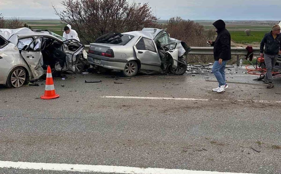 Eskişehir-Ankara yolunda feci kaza: 4 ölü, 2 yaralı