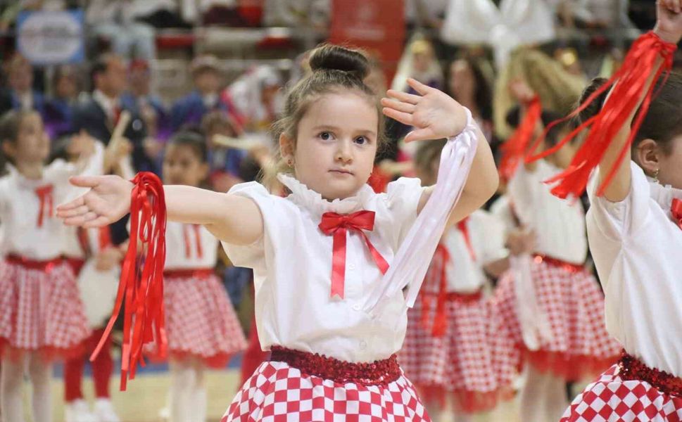 Eskişehir'de 23 Nisan coşkusu Şehit Anıl Gül Spor Salonu'nda yaşandı