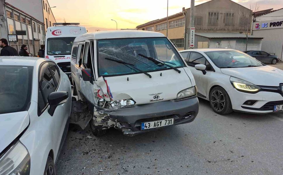 Eskişehir'de 4 aracın karıştığı trafik kazasında 3 kişi yaralandı