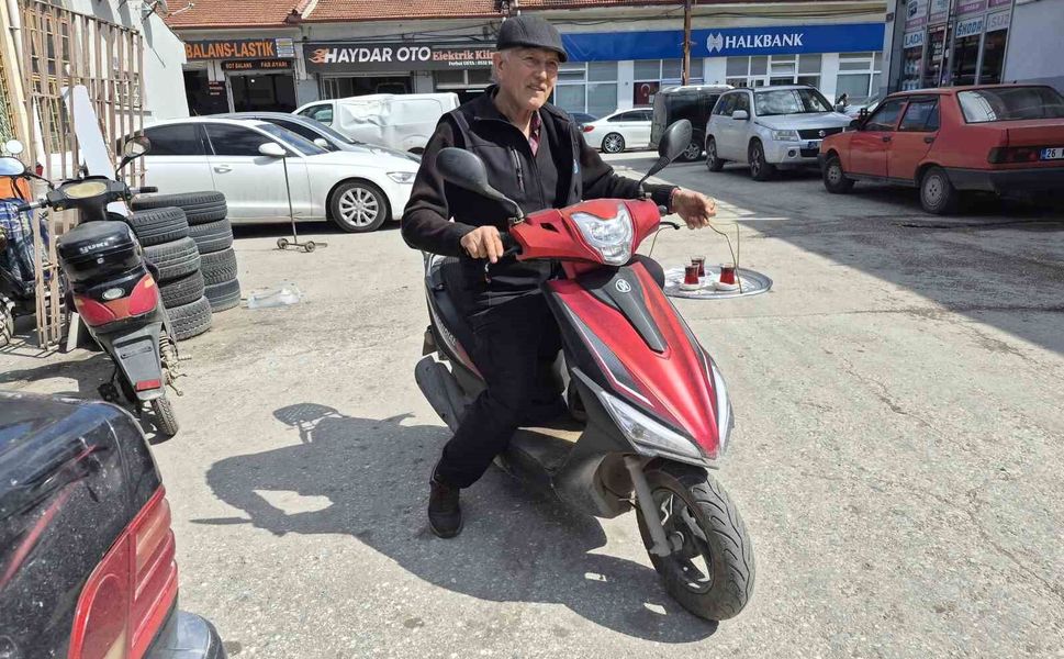 Eskişehir'de 44 senedir çaycı olan esnafın ilginç çalışma yöntemi