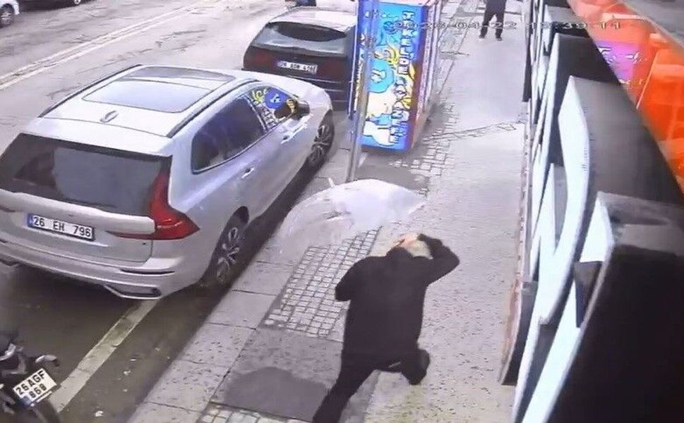 Eskişehir'de adamın üzerine camın düşme anına ait görüntüleri ortaya çıktı