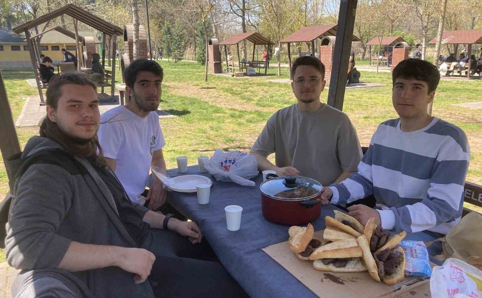 Eskişehir'de gençler doğa ve tarih gezisinin ardından mangalda buluştu