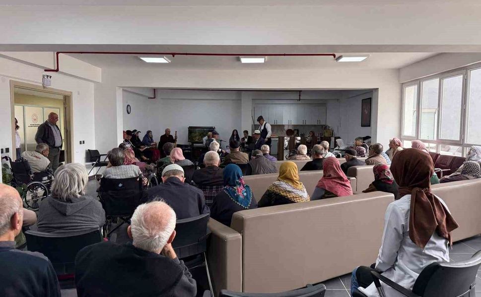 Eskişehir'de huzurevi sakinleri için tiyatro gösterisi düzenlendi