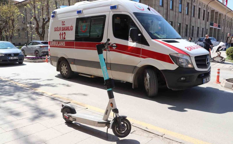 Eskişehir'de otomobil scooter'a çarptı