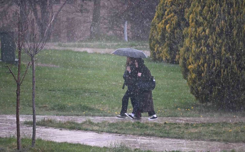 Eskişehir'de yağmur bastırdı, öğrenciler şemsiyelere sarıldı