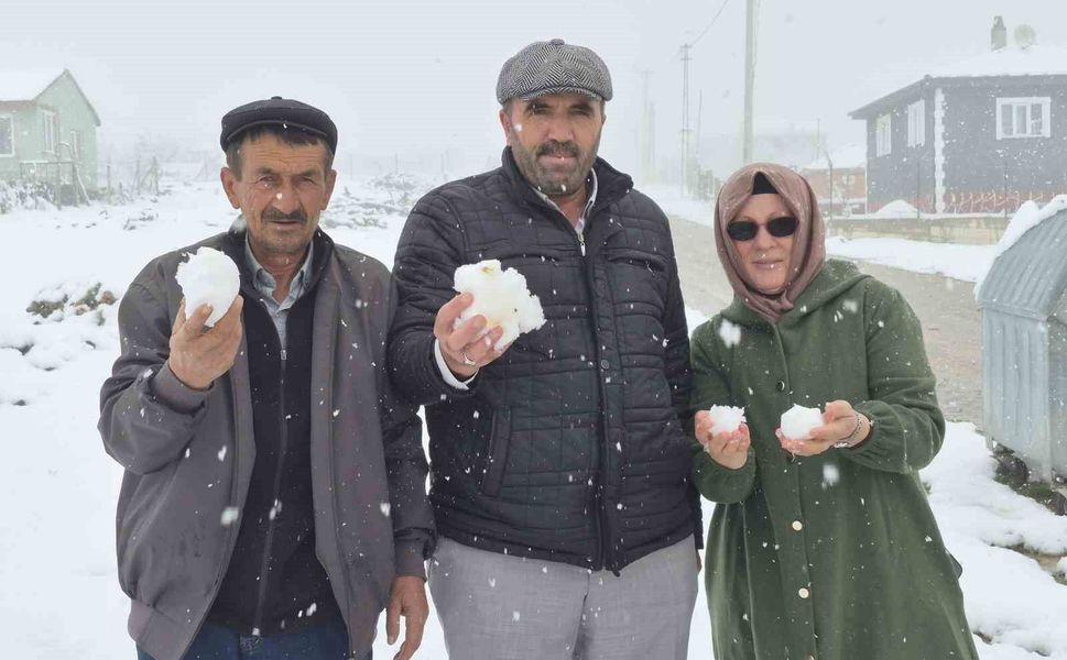 Eskişehir'in yüksek kesimdeki mahallesi kışa geri döndü