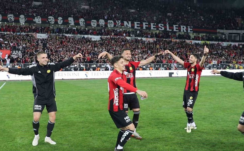 Eskişehirspor turu çiftetelliyle kutladı