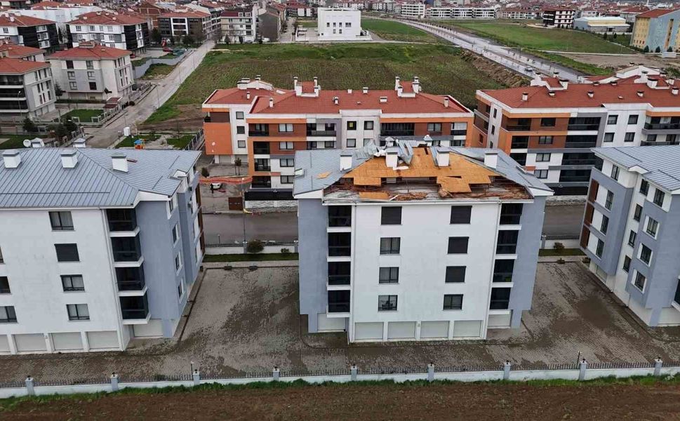 Fırtına binanın çatısını uçurdu, faciadan dönüldü