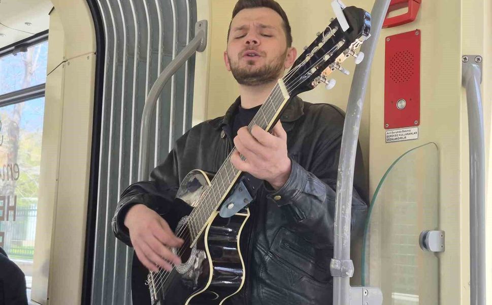Genç müzisyen gitarıyla tramvayda konser verdi