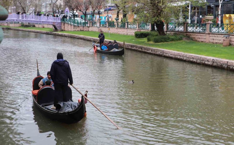 Gondolların yol arkadaşı ördekler oldu