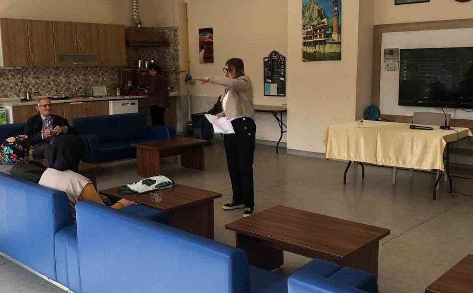 Huzurevi sakinlerine 'Dijital Okuryazarlık' eğitimi verildi