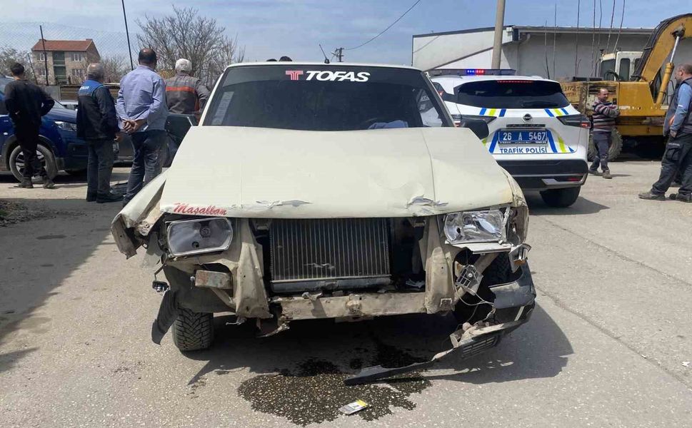 İki araç çarpıştı, 4 araç hasar aldı