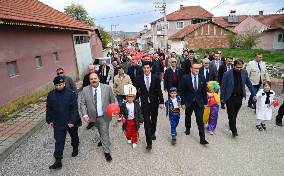 İlçede 23 Nisan öncesi coşkusu yürüyüşle taçlandı