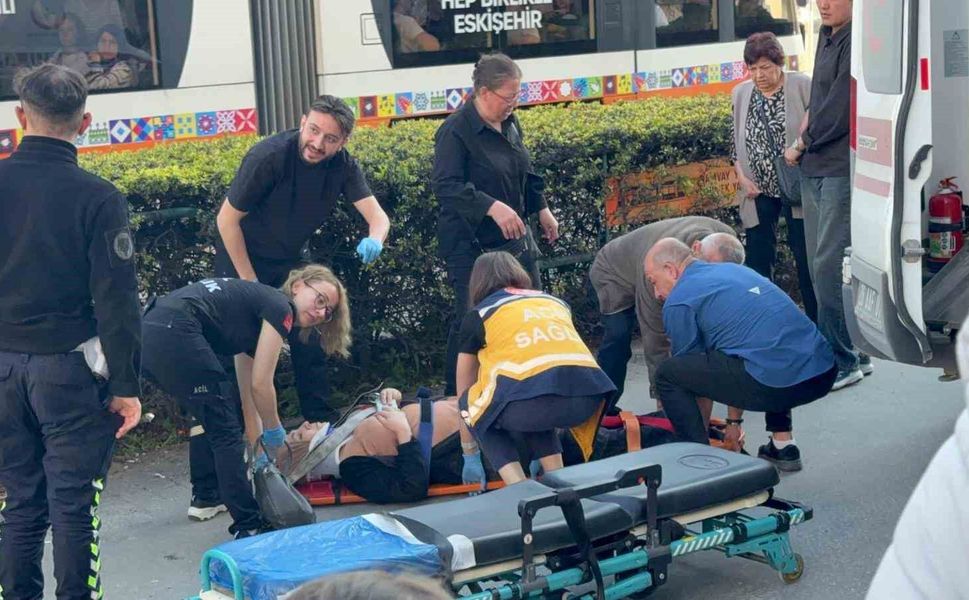 Kaldırıma çıkan araç yayayı ezdi