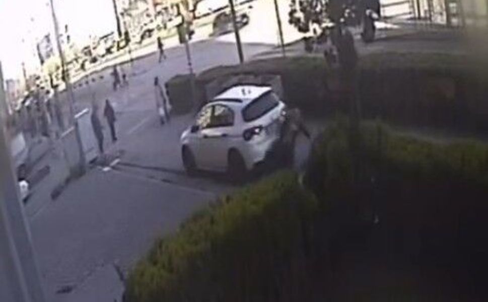 Kaldırımda yürüyen yayanın otomobilin altında kaldığı anın görüntüsü ortaya çıktı