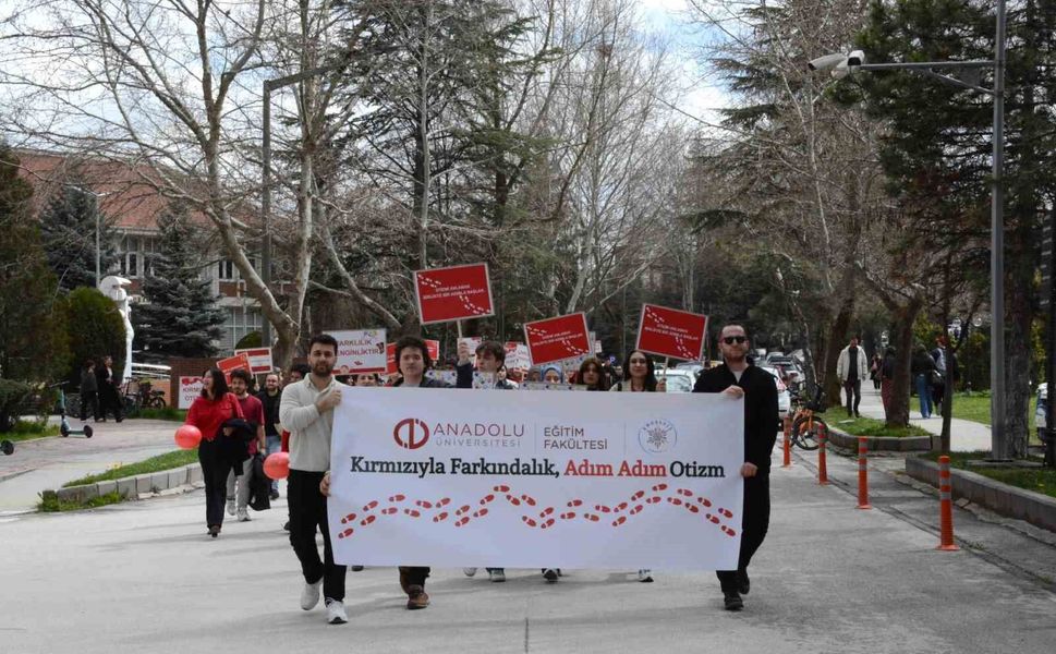 Kampüste 'Otizm İçin Kırmızı Kampüs Yürüyüşü'