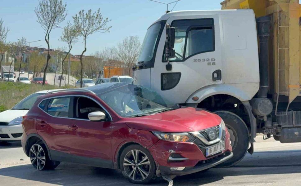 Kamyonun sürüklediği otomobilden burunları bile kanamadan çıktılar