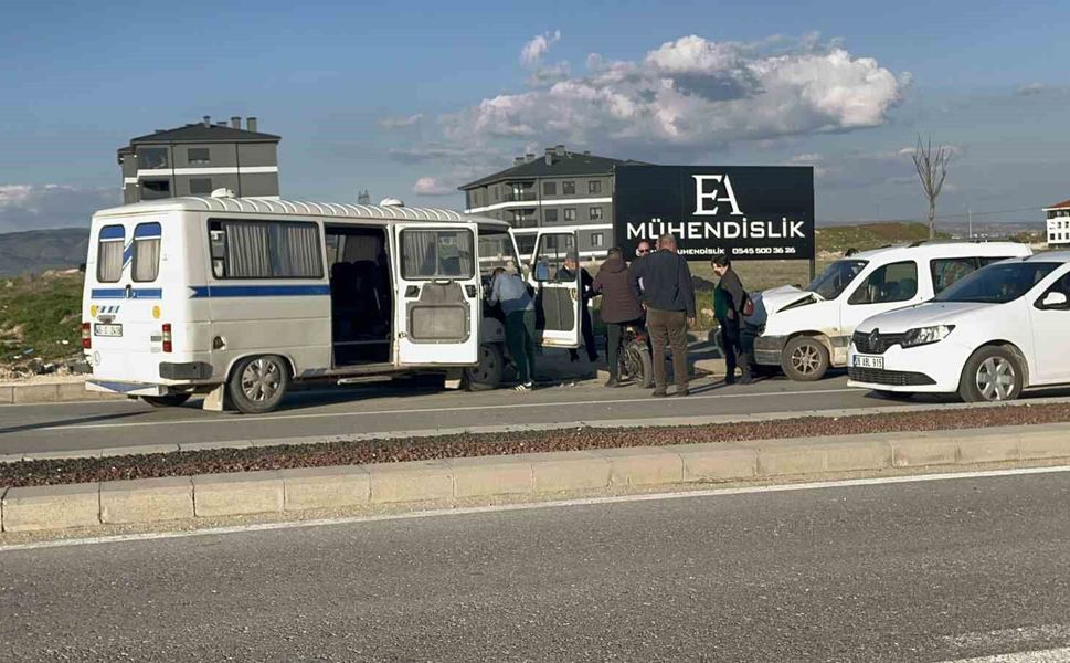 Kazadan sonra ters yöne giren minibüs hafif ticari araçla çarpıştı: 1'i çocuk 4 yaralı