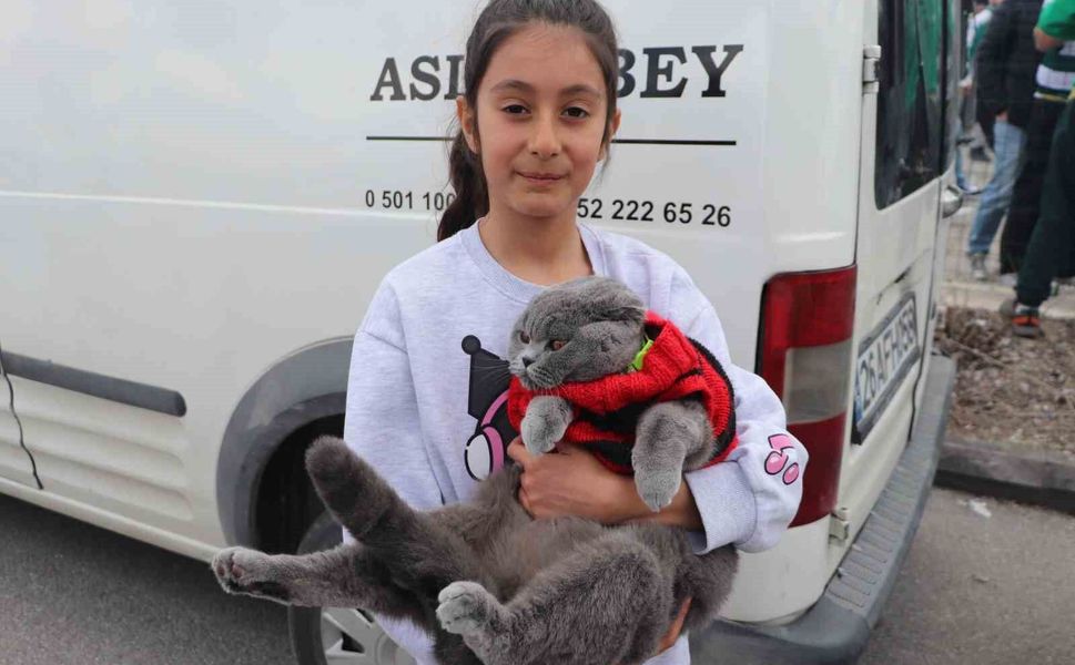 Kedisiyle stadyuma gelen minik taraftar bu sefer de Bursaspor'un yanında