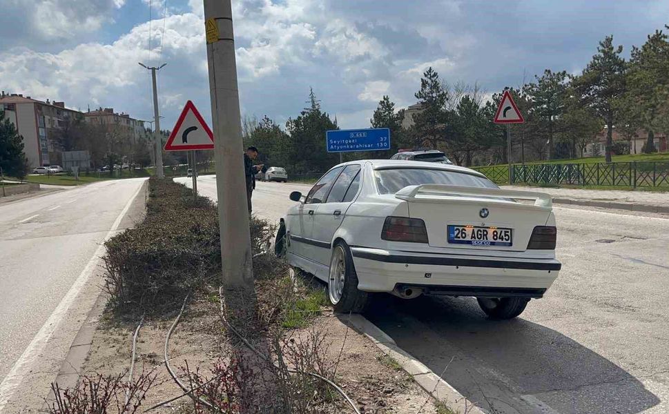 Kontrolden çıkan araç orta refüje çıktı, sürücü yaralandı