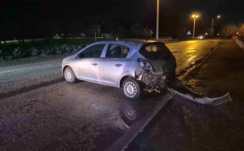 Kontrolden çıkan otomobil dönerek arkasını duvara çarptı