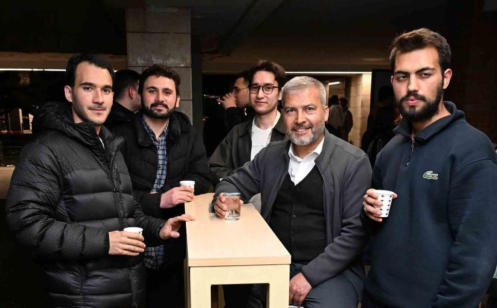 Kütüphanede sınavlara hazırlanan öğrencilere Anadolu Kafe'de sıcak mola