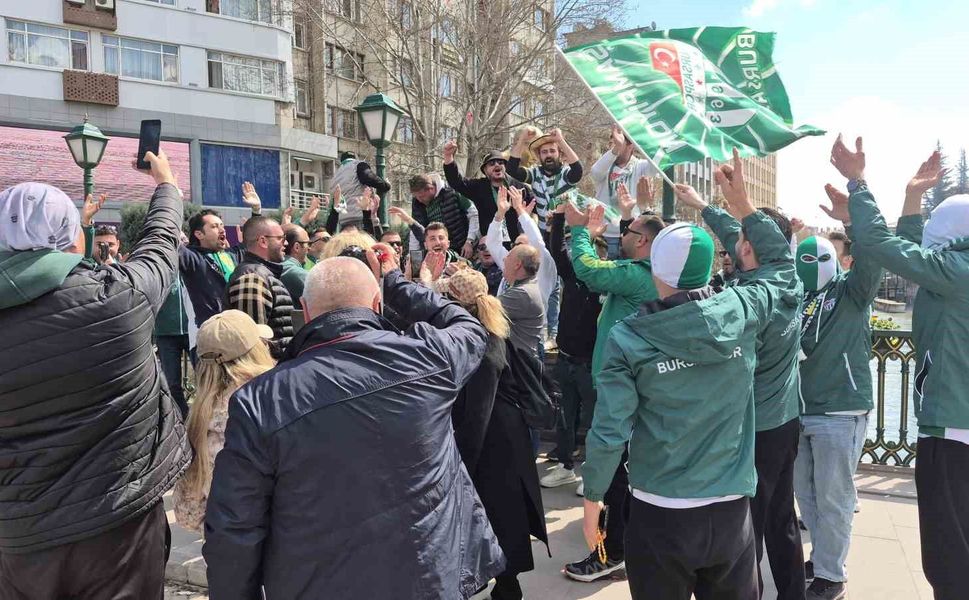 Maç için gelen Bursaspor taraftarı, Eskişehir'i hareketlendirdi