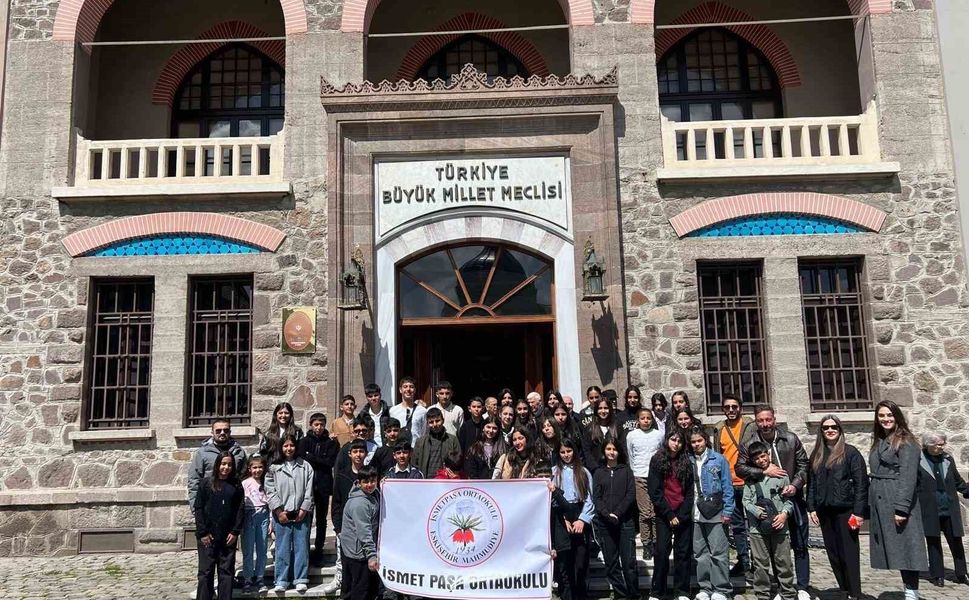 Mahmudiyeli öğrenciler 'Kucak Dolusu Hayaller' projesiyle ilk kez Ankara'ya gitti