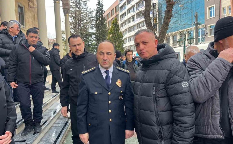 Mevlit çıkışı vatandaşlara lokma ikramı