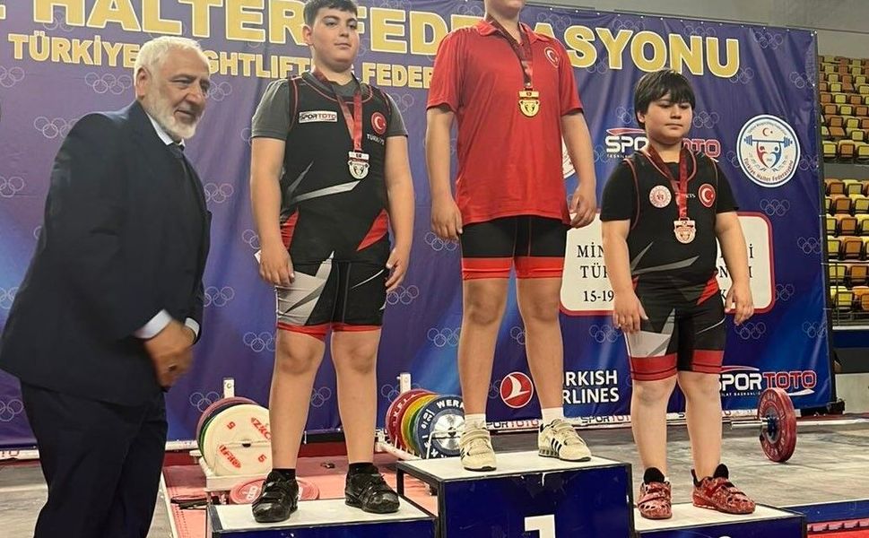 Minik halterci Taha Toprak, Türkiye 2'ncisi oldu
