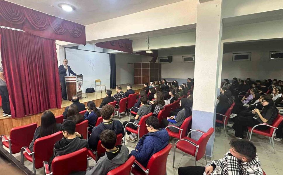 'Namaz Ağacı' yarışmasında dereceye giren fen liseli gençlere ödülleri verildi