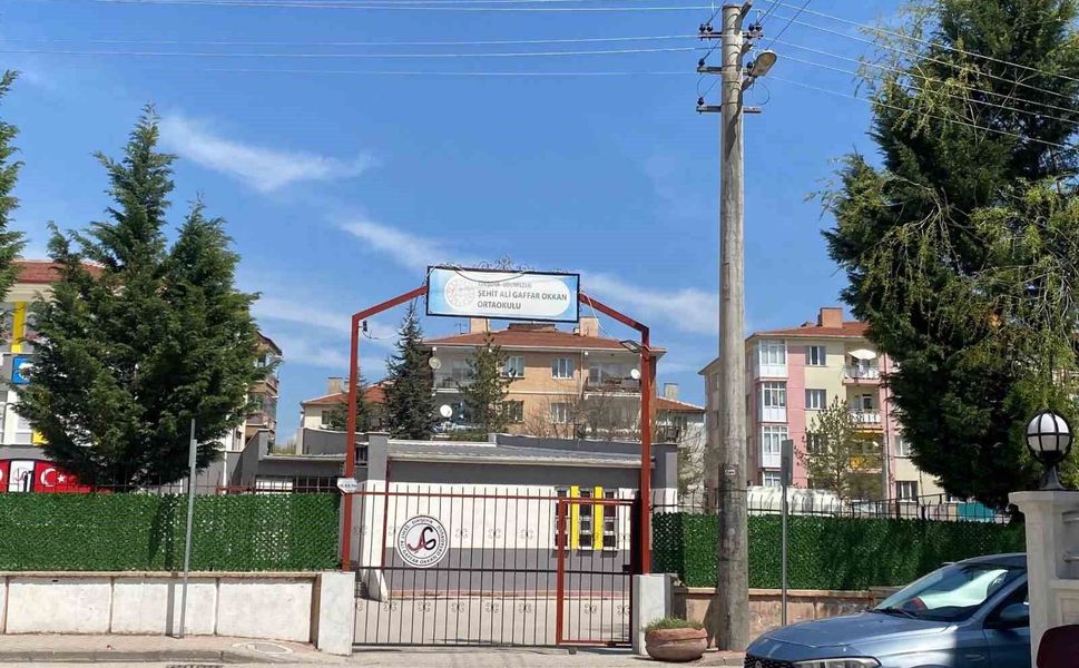 Okul çevresindeki 'şüpheli' ekipleri harekete geçirdi