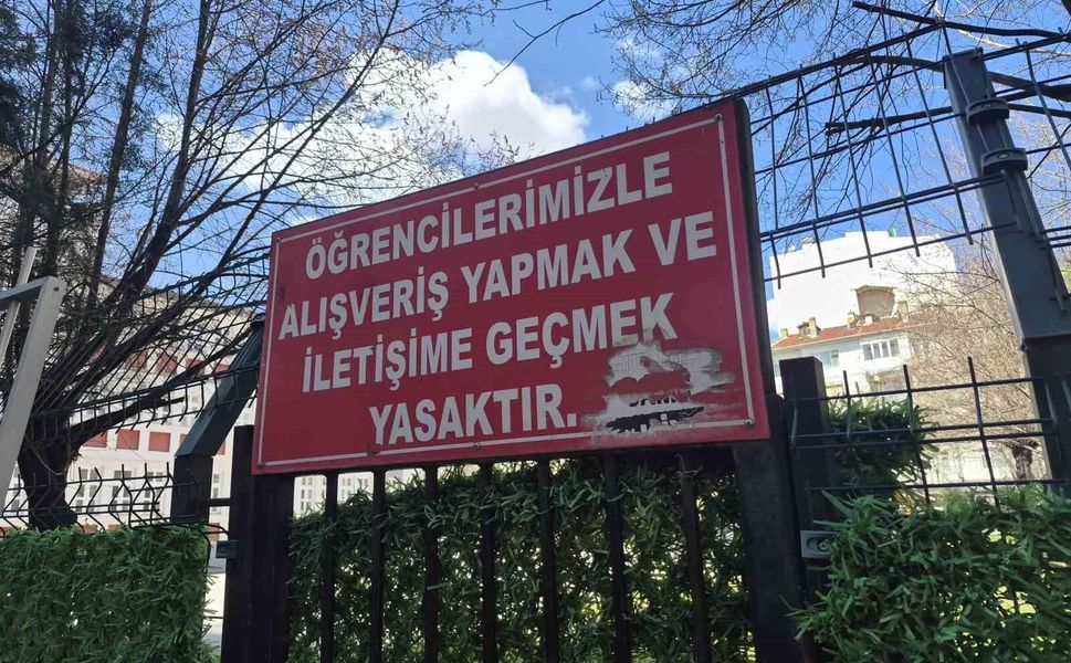 Okulun bahçesindeki çevre tellerine asılan 'iletişim' yasağı notu dikkat çekti