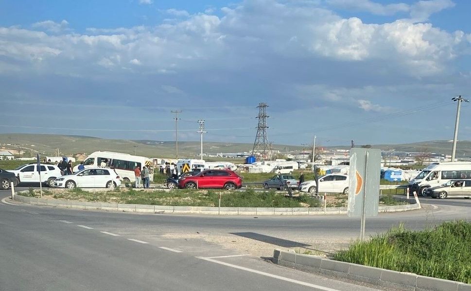 Otomobil ile işçi servisi çarpıştı: 6 yaralı