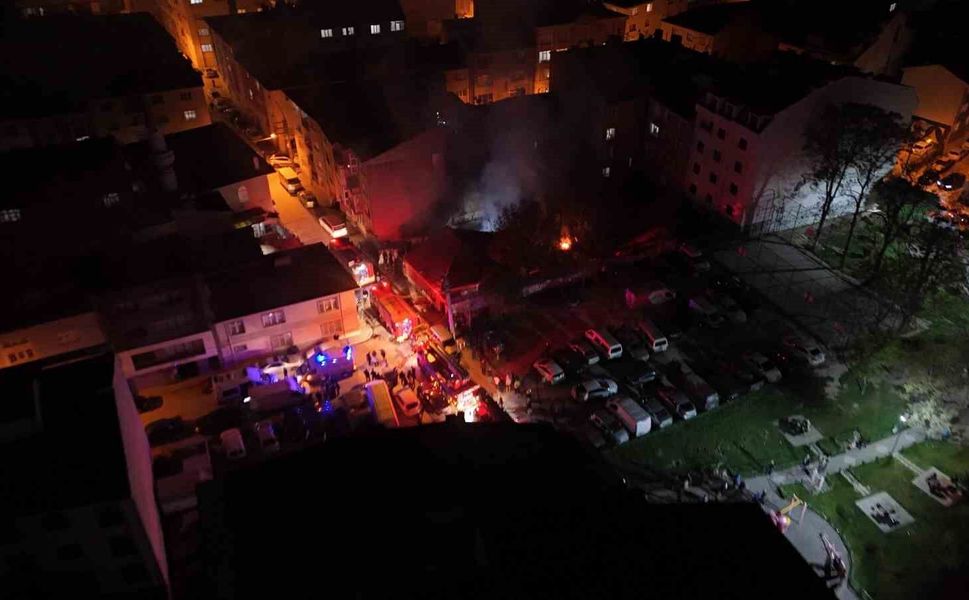 Patlama sesleri gelen gecekondu bahçesinde çıkan yangın yan binaya sıçradı