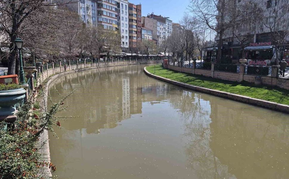 Porsuk Çayı kahverengine büründü